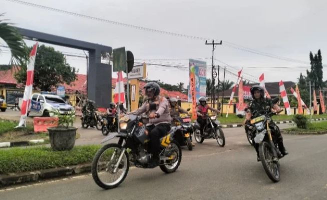 Kapolres Tanjab Timur AKBP Maulia Kuswicaksono bersama jajaran TNI-Polri memimpin patroli gabungan keliling kota untuk memastikan keamanan pasca aksi demo. (Dok. Humas)