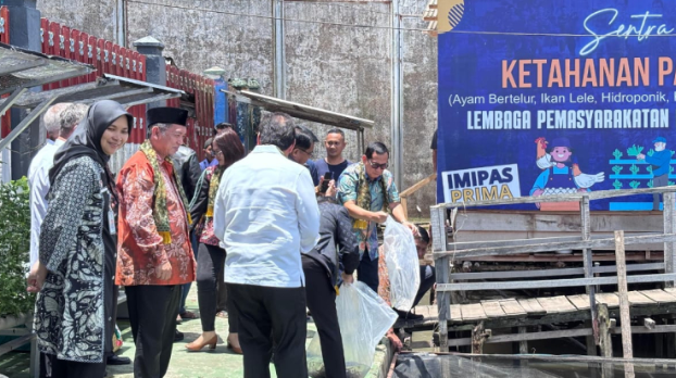 Anggota Komisi XIII DPR RI meninjau program ketahanan pangan warga binaan Lapas Kelas IIA Jambi, Jumat (12/9/2025).(Dok. Stepanus)