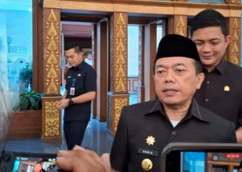 Gubernur Jambi Al Haris memberikan keterangan kepada media usai menghadiri Paripurna DPRD yang membahas pandangan umum fraksi-fraksi terkait Rancangan Perubahan APBD 2025, Senin (8/9/2025). (Dok. Stepanus)