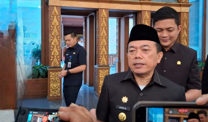 Gubernur Jambi Al Haris memberikan keterangan kepada media usai menghadiri Paripurna DPRD yang membahas pandangan umum fraksi-fraksi terkait Rancangan Perubahan APBD 2025, Senin (8/9/2025). (Dok. Stepanus)