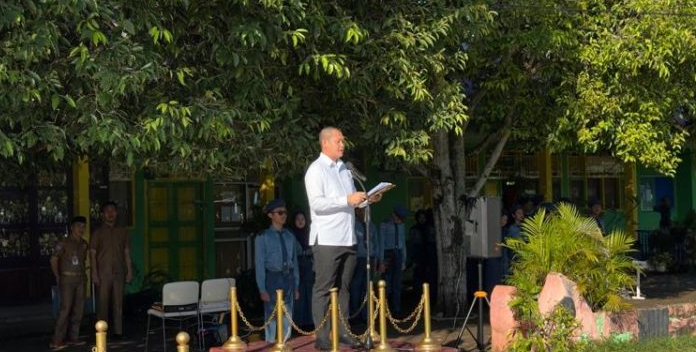 Kombes Pol Aris Tri Yunarko, Dirkrimsus Polda Bengkulu, menyampaikan amanat saat menjadi pembina upacara bendera di SMAN 7 Kota Bengkulu, Senin (15/9/2025). (Dok. Yola)