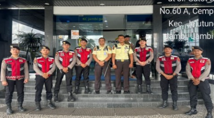Personel Dit Samapta Polda Jambi bersama petugas keamanan setempat usai melaksanakan patroli mobile di salah satu objek vital Kota Jambi, Kamis (4/9/2025).(Dok. Humas)