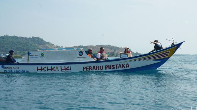 Perahu Pustaka, bagian dari Program HK Peduli Pendidikan Hutama Karya, mengantarkan buku dan sarana belajar ke anak-anak di pulau-pulau terpencil. (Dok. HK)