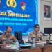 Direktur Polairud Polda Jambi Kombes Pol Agus Tri Waluyo memimpin rapat Analisa dan Evaluasi (Anev) kinerja bulan Agustus 2025 di Aula Ditpolairud Polda Jambi, Senin (8/9/2025). (Dok. Humas)