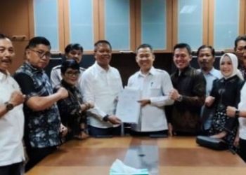 Rombongan DPRD Provinsi Bengkulu menyerahkan dokumen aspirasi masyarakat ke perwakilan pemerintah pusat di Jakarta, Senin (8/9/2025). (Dok. Humas)