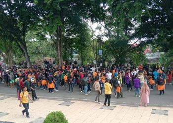Ratusan massa dari kalangan mahasiswa, pelajar, dan masyarakat berkumpul di depan Kantor Gubernur Jambi, Senin (1/9/2025). (Dok. Stepanus)