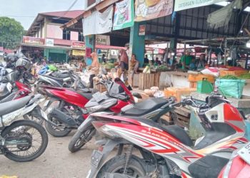 Deretan motor terparkir di Pasar Angso Duo Jambi, Selasa (9/9/2025). Pedagang mendesak pendirian pos polisi di dalam pasar untuk mengantisipasi maraknya aksi premanisme. (Dok,. Nahar)