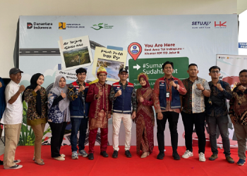 Manajemen Hutama Karya bersama tamu undangan berfoto bersama di Rest Area Tol Indrapura–Kisaran KM 119 dalam rangka perayaan Hari Pelanggan Nasional 2025.(Dok. HK)