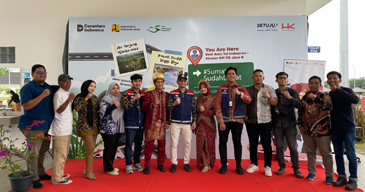 Manajemen Hutama Karya bersama tamu undangan berfoto bersama di Rest Area Tol Indrapura–Kisaran KM 119 dalam rangka perayaan Hari Pelanggan Nasional 2025.(Dok. HK)