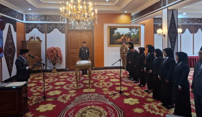 Gubernur Jambi Al Haris saat memberikan arahan usai melantik sembilan kepala sekolah baru di Rumah Dinas Gubernur. (Dok. Daus)