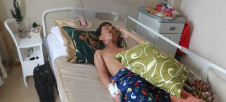 Seorang remaja korban begal menjalani perawatan di rumah sakit setelah kaki kirinya harus diamputasi akibat serangan begal di Jalan Basuki Rahmat, Jambi, Selasa (16/9/2025). (Dok, Nahar)