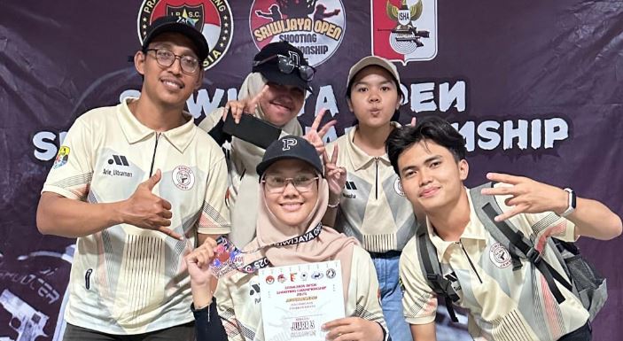 Atlet Perbakin Jambi berpose bersama pelatih dan tim usai meraih podium di Sriwijaya Open Shooting Championship 2025 di Palembang, awal September 2025. (Dok. Humas)