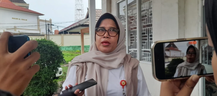 Kepala Dinas Sosial Kota Jambi, Yunita Indrawati, memberikan keterangan kepada wartawan terkait percepatan verifikasi dan validasi data fakir miskin dengan melibatkan Ketua RT, Selasa (23/9/2025). (Dok .Stepanus)