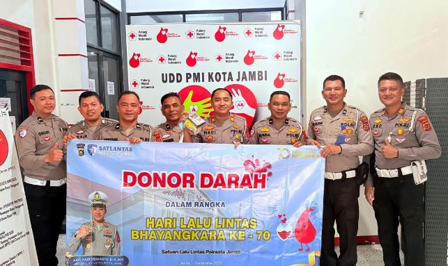 Personel Satlantas Polresta Jambi berpose bersama seusai mengikuti donor darah di UDD PMI Kota Jambi, Jumat (12/9/2025) (Dok. Nahar)