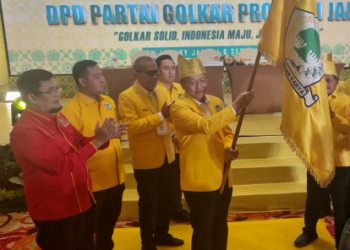 Cek Endra mengibarkan bendera Partai Golkar usai terpilih secara aklamasi sebagai Ketua DPD Golkar Jambi periode kedua dalam Musda XI di BW Luxury Hotel, Sabtu (6/9/2025).(Dok. Daus)