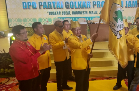 Cek Endra mengibarkan bendera Partai Golkar usai terpilih secara aklamasi sebagai Ketua DPD Golkar Jambi periode kedua dalam Musda XI di BW Luxury Hotel, Sabtu (6/9/2025).(Dok. Daus)