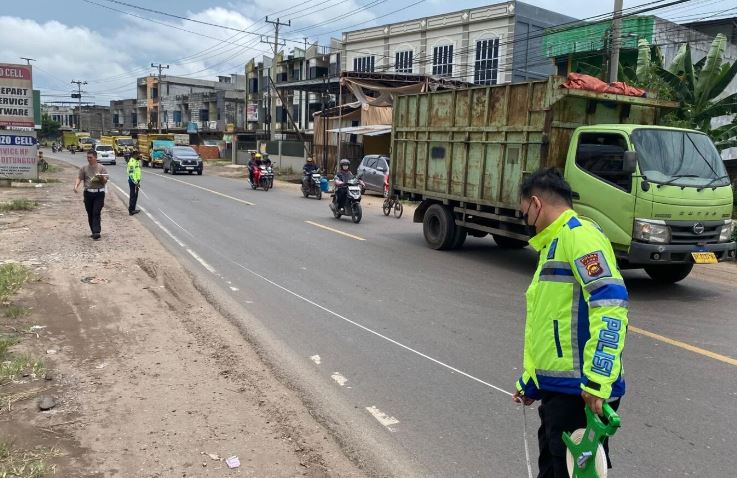 Polisi melakukan olah tempat kejadian perkara (TKP) kecelakaan maut di Jalan Lingkar Selatan II, Jambi, Kamis (11/9/2025). (Dok, Nahar)