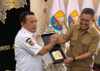 Gubernur Jambi Al Haris berjabat tangan dengan Direktur Operasi III PT Hutama Karya, Koentjoro, usai audiensi membahas rencana pengoperasian Tol Tempino–Simpang Ness di Pendopo Rumah Dinas Gubernur Jambi, Jumat (12/9/2025). (Dok. Erit - kominfo)