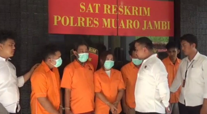 Anggota Satreskrim Polres Muaro Jambi menghadirkan lima tersangka perampasan mobil yang mengaku sebagai debt collector, termasuk adik kandung korban, dalam konferensi pers di Mapolres Muaro Jambi, Selasa (23/9/2025). (Dok. Nahar)