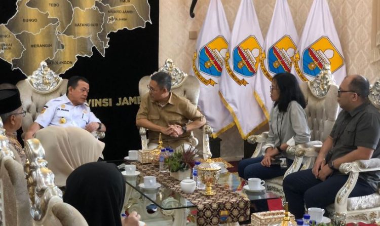 Gubernur Jambi Al Haris berbincang dengan Direktur Operasi III PT Hutama Karya, Koentjoro, saat audiensi membahas rencana pengoperasian Jalan Tol Betung–Tempino–Sp Ness di Rumah Dinas Gubernur Jambi, Jumat (12/9/2025). (Dok. Erit - Kominfo)
