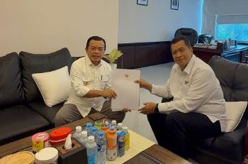 Gubernur Jambi Al Haris menyerahkan berkas usulan PPPK paruh waktu untuk ribuan tenaga non-ASN kepada Wakil Menteri PANRB Purwadi Arianto di Jakarta, Senin (15/9/2025). (Dok. Erit -Kominfo)