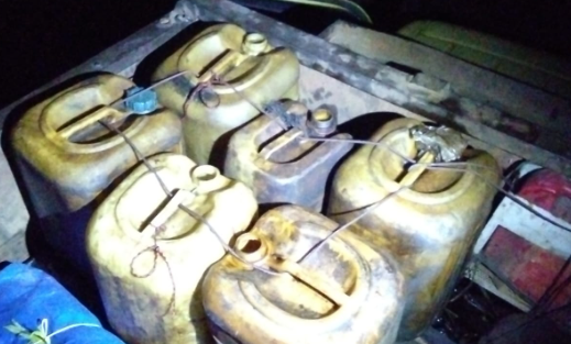 Barang bukti berupa jeriken berisi minyak mentah hasil illegal tapping yang diamankan tim Pertamina EP Field Jambi bersama kepolisian di Desa Pondok Meja, Muaro Jambi, Rabu (24/9/2025) dini hari. (Dok. Pertamina EP)