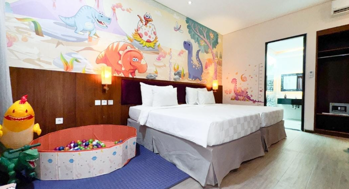 Kamar tematik anak bertema dinosaurus di Rumah Kito Resort Hotel Jambi, dilengkapi fasilitas bermain untuk anak dan dirancang khusus bagi keluarga yang ingin menikmati liburan bersama. (Dok. Rumah Kito)