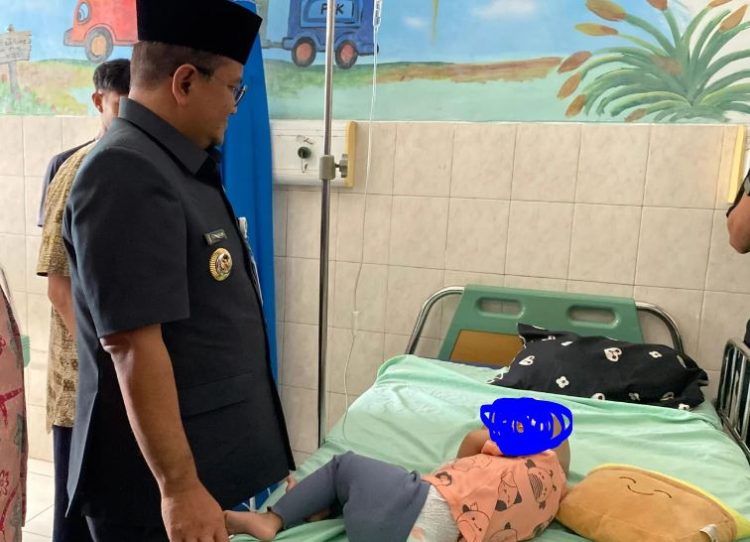 Wali Kota Jambi, Dr. Maulana, meninjau kondisi Asyah Nur Zhevania (2) balita penderita hidrosefalus di RSUD Raden Mattaher, Selasa (2/9/2025). (Dok. Stepanus)