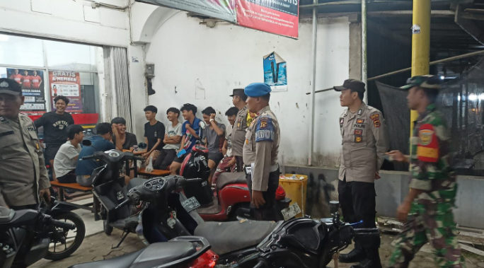 Polisi bersama TNI melakukan patroli gabungan dan memberikan imbauan kamtibmas kepada warga di kawasan Muaro Jambi, Kamis malam (4/9/2025). (Dok. Nahar)