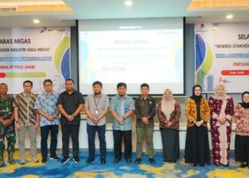Field Manager PEP Field Jambi, Kurniawan Triyo Widodo dan jajaran berpoto usai kegiatan sosialisasi Barang Milik Negara (BMN) di Kenali Asam, Kota Jambi, Kamis (18/9/2025) (Dok, Nahar)