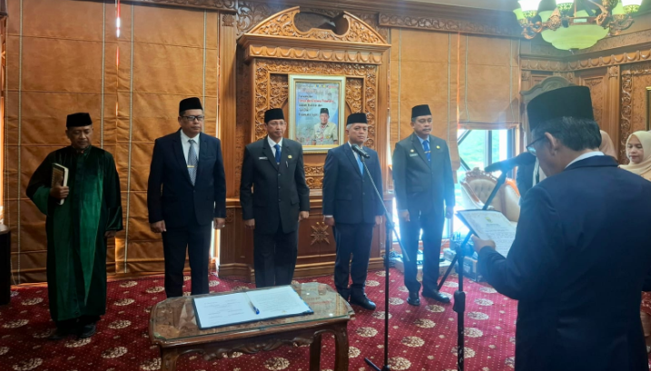 Wakil Gubernur Jambi Abdullah Sani saat melantik empat pejabat eselon II di Ruang Kerja Wagub, Kamis (25/9/2025). (Dok,Stepanus)
