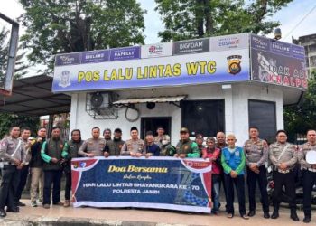Kasat Lantas Polresta Jambi bersama jajaran dan komunitas ojek online menggelar doa bersama memperingati Hari Lalu Lintas Bhayangkara ke-70 di Pos Lalu Lintas WTC, Jambi, Jumat (19/9/2025). (Dok. Nahar)