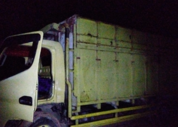 Truk bak tinggi yang digunakan dalam aksi illegal tapping minyak mentah diamankan petugas saat penggerebekan di KM 12, Desa Pondok Meja, Kabupaten Muaro Jambi, Rabu (24/9/2025) dini hari. (Dok. FJM)