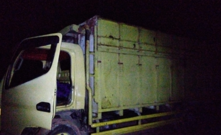 Truk bak tinggi yang digunakan dalam aksi illegal tapping minyak mentah diamankan petugas saat penggerebekan di KM 12, Desa Pondok Meja, Kabupaten Muaro Jambi, Rabu (24/9/2025) dini hari. (Dok. FJM)