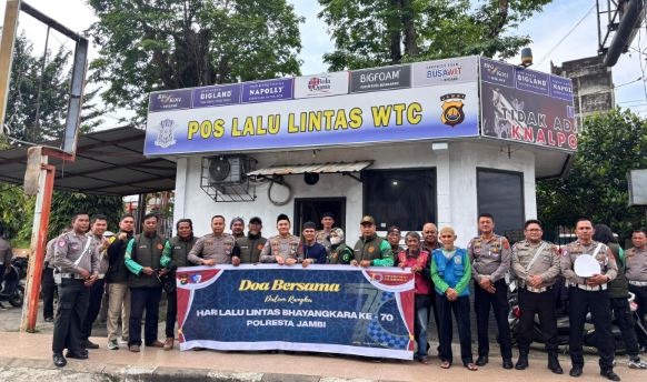 Kasat Lantas Polresta Jambi bersama jajaran dan komunitas ojek online menggelar doa bersama memperingati Hari Lalu Lintas Bhayangkara ke-70 di Pos Lalu Lintas WTC, Jambi, Jumat (19/9/2025). (Dok. Nahar)