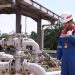 Petugas Pertamina EP Field Jambi melakukan pengecekan jalur pipa minyak sebagai langkah pengamanan untuk mencegah praktik illegal tapping di wilayah kerja. (Dok. Pertamina EP)