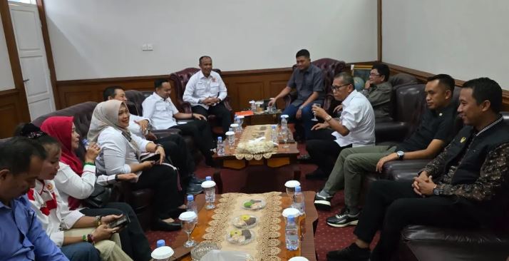Pengurus KONI Provinsi Jambi saat melakukan pertemuan dengan pimpinan dan anggota DPRD Provinsi Jambi untuk membahas agenda olahraga, Kamis (25/9/2025). (Dok. Daus)