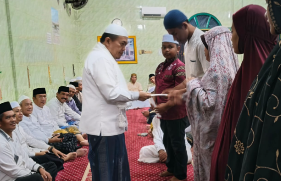Gubernur Jambi Al Haris menyerahkan santunan kepada anak yatim dan dhuafa usai Safari Subuh di Masjid Darussa’adah, Desa Pondok Meja, Kecamatan Mestong, Muaro Jambi, Jumat (26/9/2025). (Dok. Stepanus)
