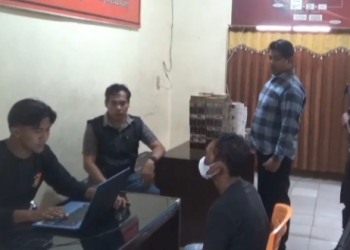 Petugas Polsek Sekernan memeriksa AB (41), residivis yang ditangkap setelah membobol dua toko warga dan menggasak rokok serta brankas berisi uang tunai, Rabu (24/9/2025). (Dok. Humas)