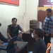 Petugas Polsek Sekernan memeriksa AB (41), residivis yang ditangkap setelah membobol dua toko warga dan menggasak rokok serta brankas berisi uang tunai, Rabu (24/9/2025). (Dok. Humas)