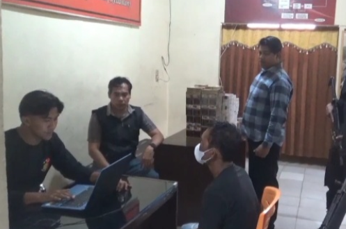 Petugas Polsek Sekernan memeriksa AB (41), residivis yang ditangkap setelah membobol dua toko warga dan menggasak rokok serta brankas berisi uang tunai, Rabu (24/9/2025). (Dok. Humas)