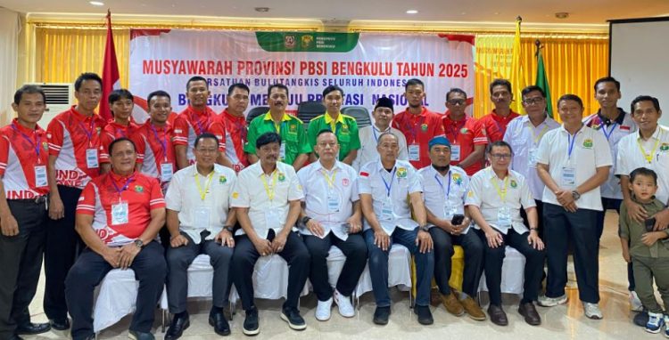 Ketua Umum terpilih PBSI Bengkulu Suharto (duduk tengah, kemeja putih) berfoto bersama pengurus pusat dan peserta Musprov PBSI Bengkulu 2025 di Hotel Merah Putih, Pantai Panjang, Bengkulu, Sabtu (27/9/2025). (Dok. Yola)