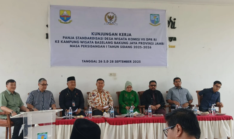 Anggota Komisi VII DPR RI bersama pejabat daerah saat kunjungan kerja Panja Standardisasi Desa Wisata di Desa Wisata Baselang, Kota Jambi, Jumat (26/9/2025). (Dok, Stepanus)