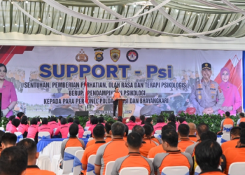 Kapolda Jambi Irjen Pol Krisno H Siregar memberikan sambutan dalam kegiatan Support-PSI sebagai pendampingan psikologis bagi personel Polda Jambi dan Bhayangkari di Aula Polda Jambi, Jumat (27/9/2025). (Dok. Nahar)