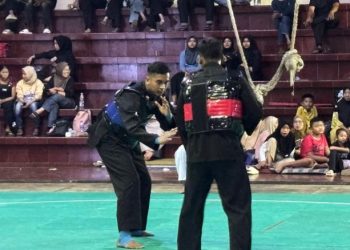 Dua pesilat bertanding pada Kejuaraan Nasional Pencak Silat Jambi Championship II Tahun 2025 di GOR Kota Baru, Jambi. Tim Pencak Silat Militer Korem 042/Gapu berhasil meraih Juara Umum I dalam ajang tersebut. (Dok. Nahar)