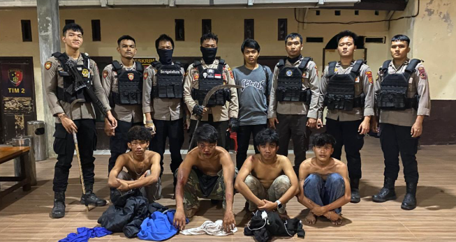 Tim 2 Serigala Polresta Jambi berhasil mengamankan empat pemuda yang membawa senjata tajam di depan Gand Hotel Kota Jambi, Minggu dini hari (27/9/2025). (Dok. Nahar)