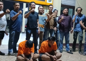 Anggota Polsek Kota Baru, Kota Jambi, menghadirkan dua tersangka begal dan curanmor di Mapolsek Kota Baru) (Dok. Nahar)
