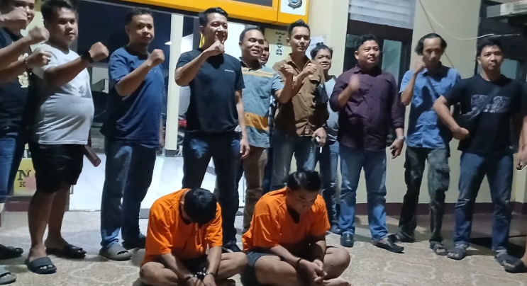 Anggota Polsek Kota Baru, Kota Jambi, menghadirkan dua tersangka begal dan curanmor di Mapolsek Kota Baru) (Dok. Nahar)