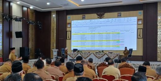 Wali Kota Jambi Maulana memberikan arahan kepada lurah dan petugas pemungut pajak terkait kelonggaran pembayaran Pajak Bumi dan Bangunan (PBB) di Aula Kantor Wali Kota Jambi, September 2025. (Dok. Stepanus)