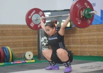Lifter putri Jambi Yuliana Klarisa saat menjalani latihan angkat besi. Ia akan memperkuat tim Indonesia pada Kejuaraan Dunia Angkat Besi di Norwegia, 2–11 Oktober 2025. (Dok. Stepanus)